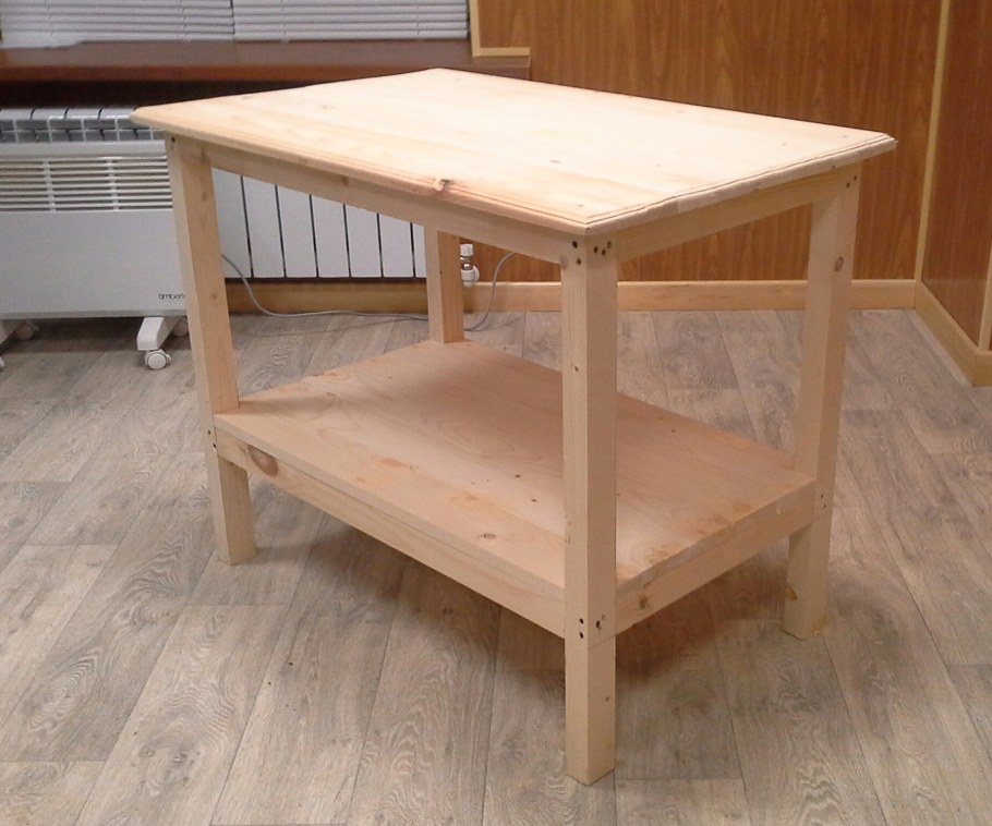 Двухъярусный столик из дерева