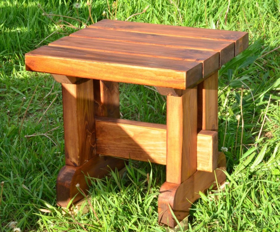 Садовая табуретка