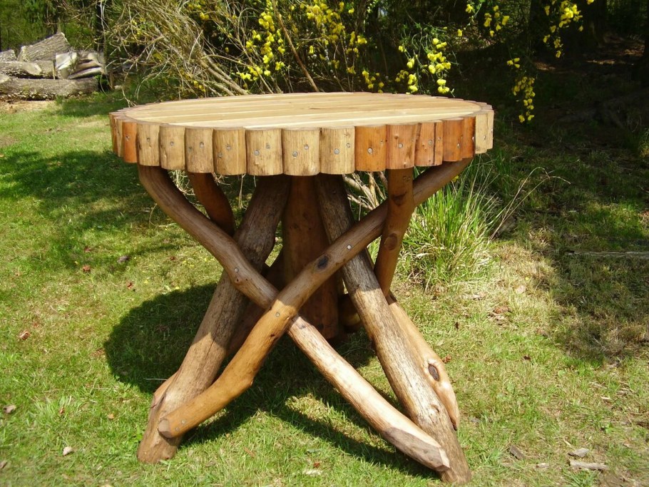 Стол из бревен для дачи