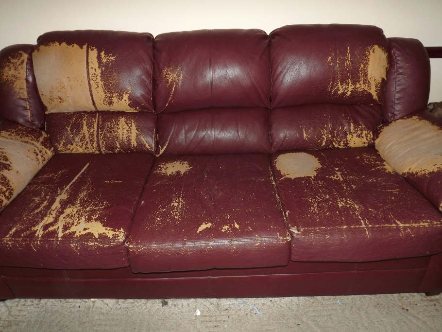 Старый кожаный диван