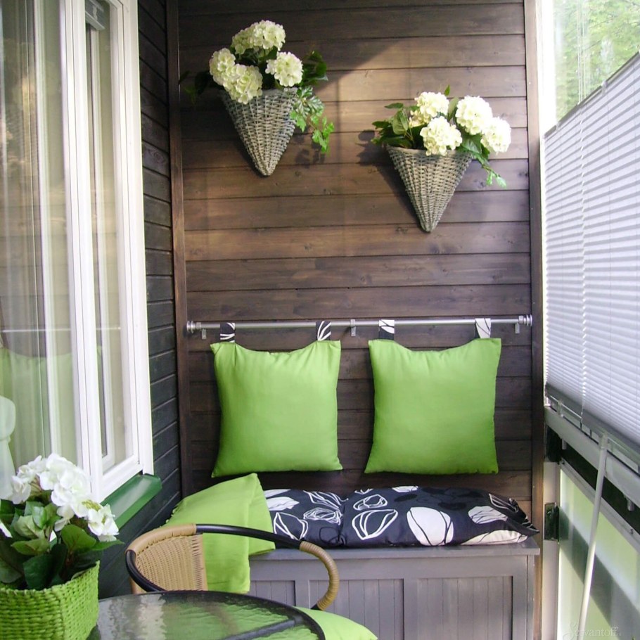 Уютный маленький балкон