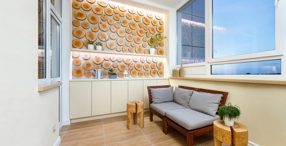 Подвесное кресло на балконе