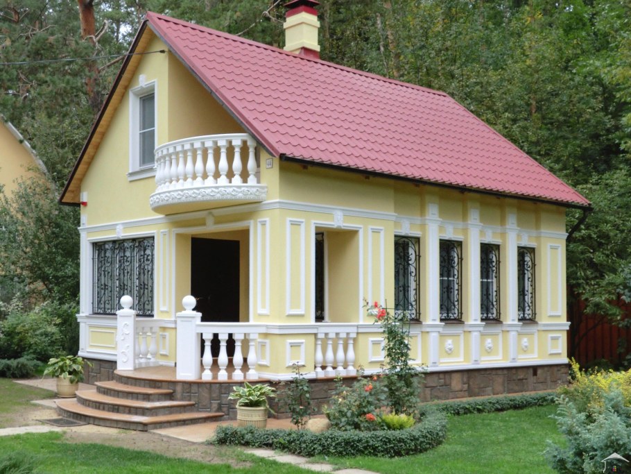 Фасадный декор на небольшом доме