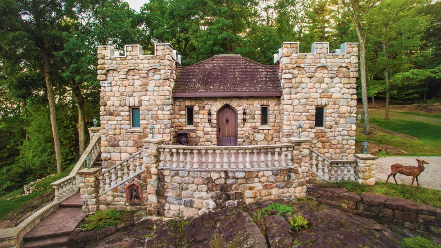 Каменный дом в стиле замка