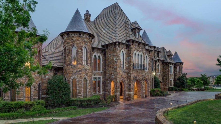 Загородный особняк в замковом стиле