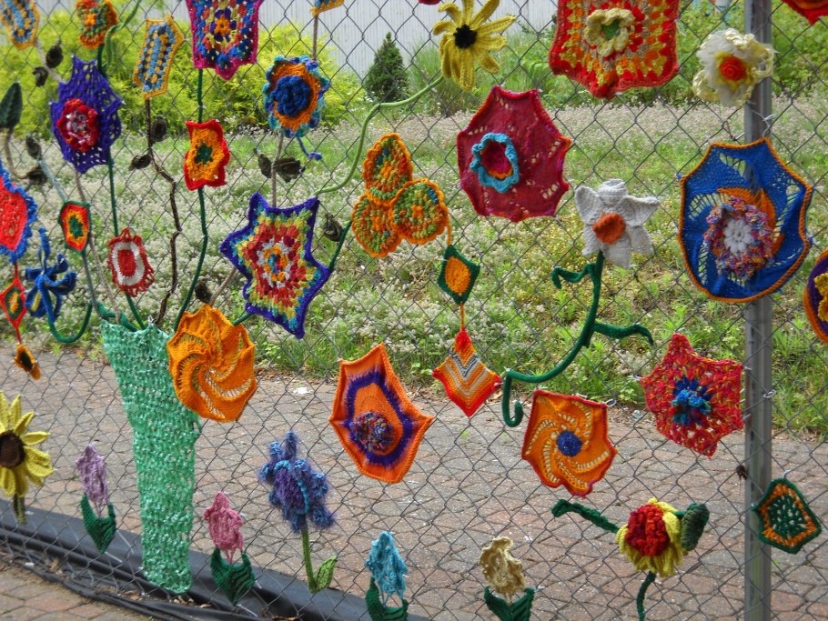 Украшение забора из сетки рабицы цветами