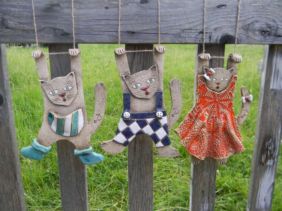 Украшение дачного забора фигурками