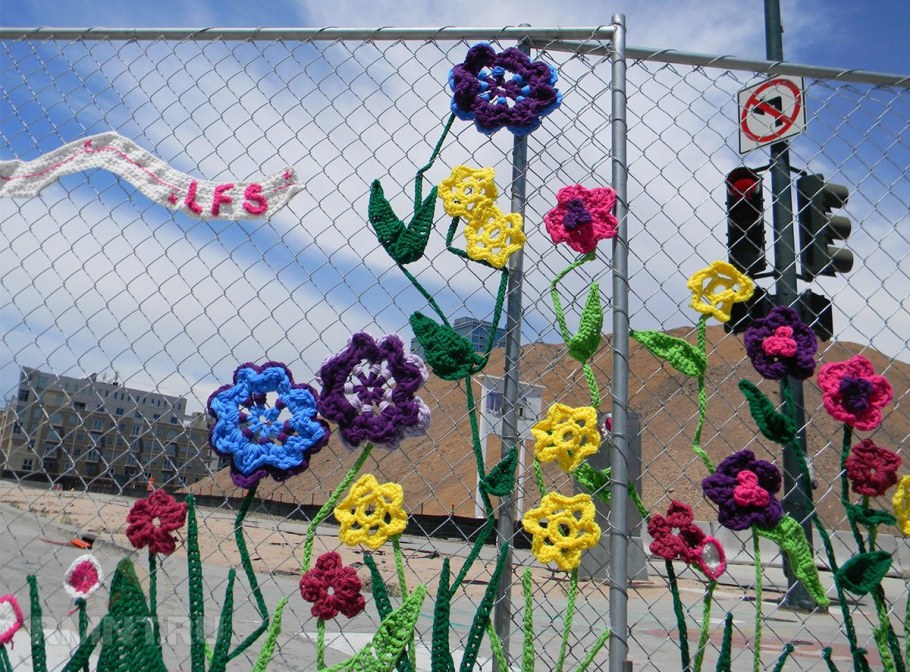 Украшение забора из сетки рабицы