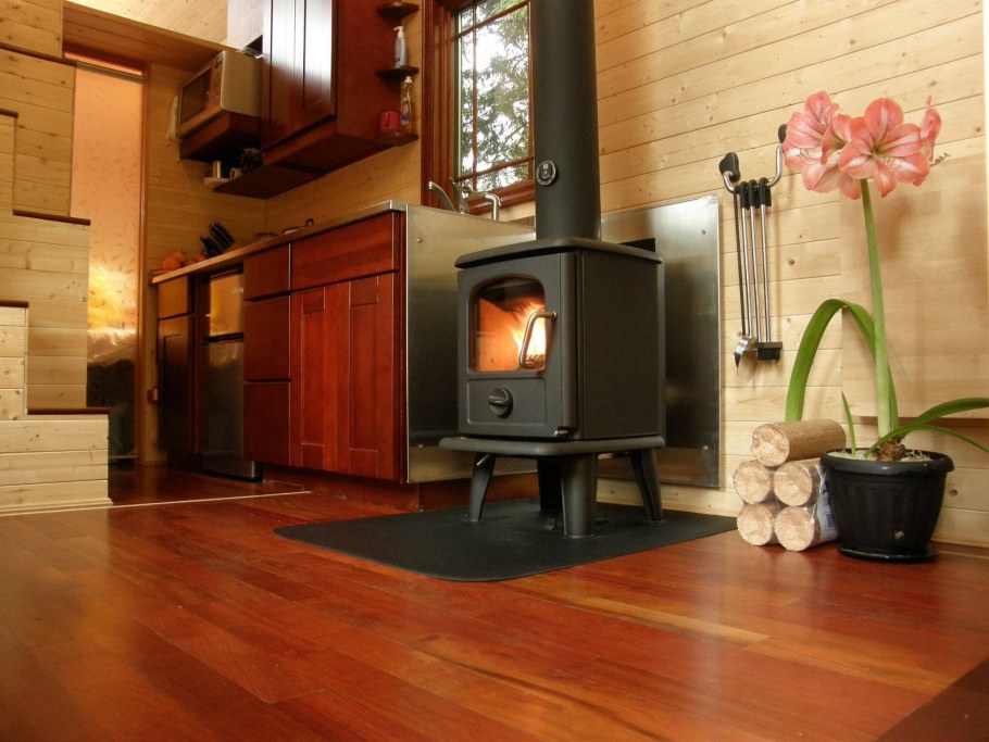 Уютный деревянный домик внутри