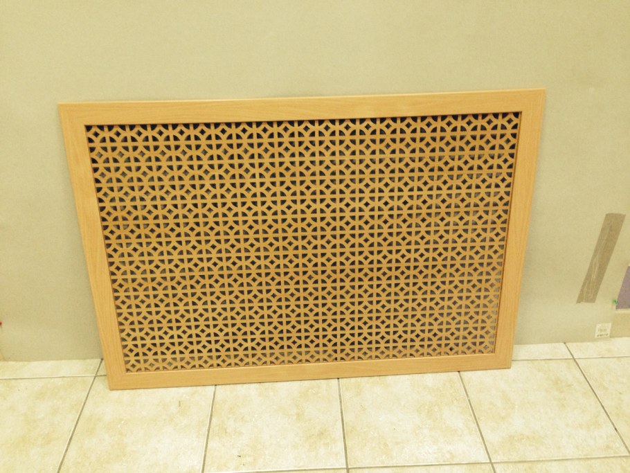 Деревянная решетка на батарею