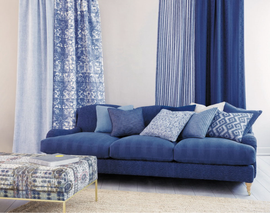 Голубые шторы в интерьере