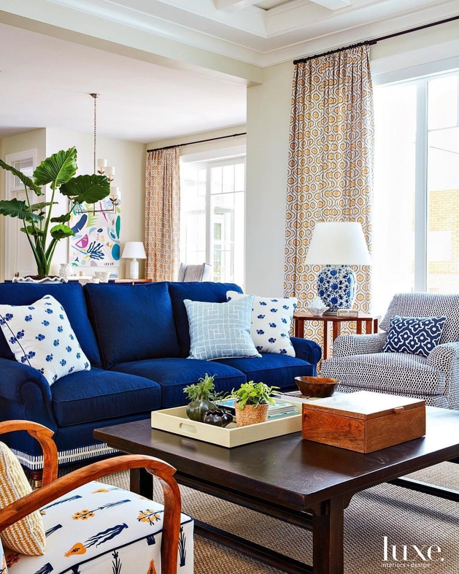 Гостиная с нимим диваном