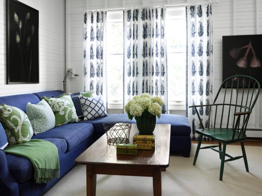 Шторы в гостиную с синим диваном