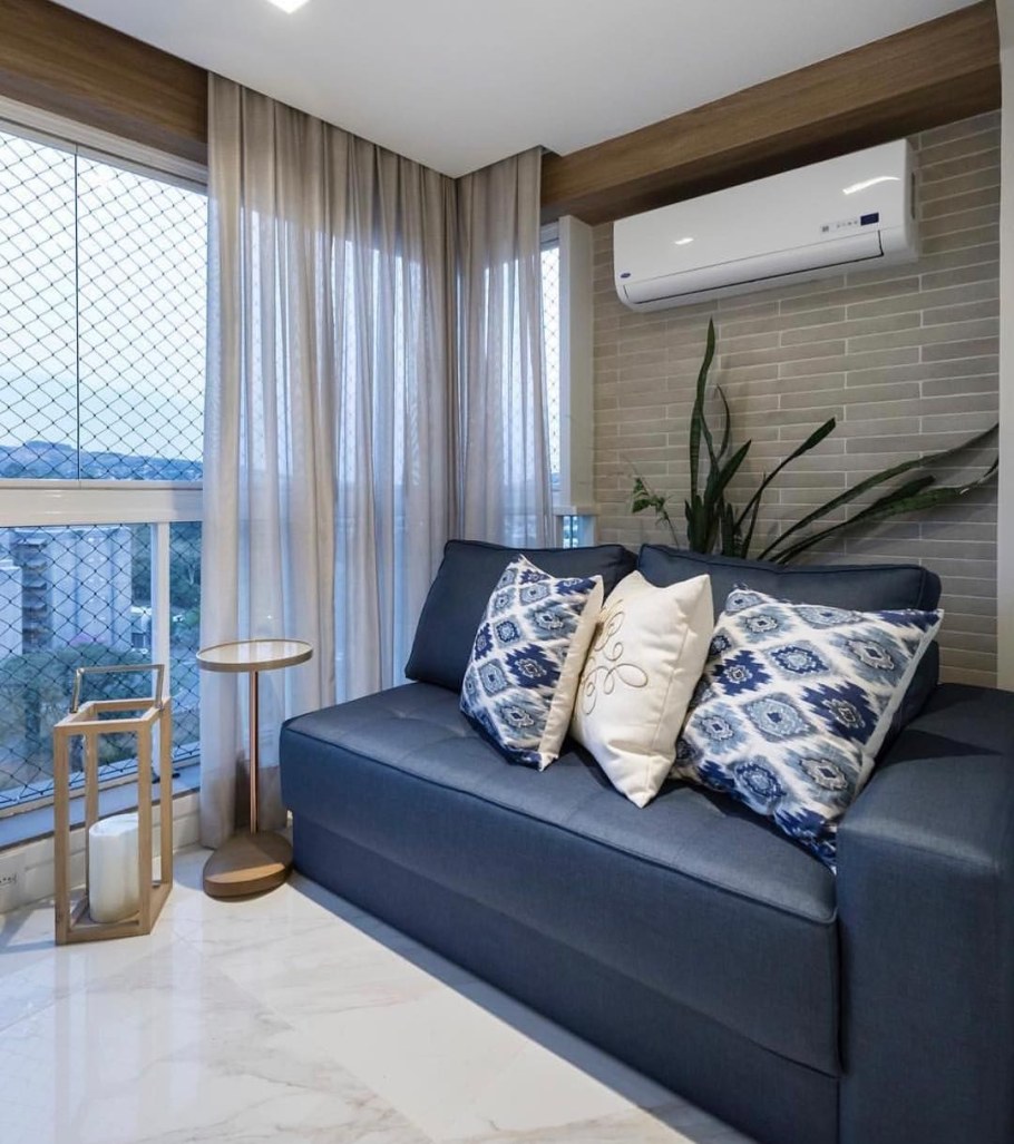 Шторы в гостиную с синим диваном