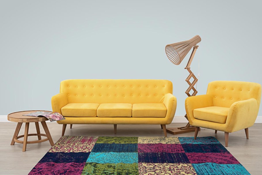 Диван пудрового цвета