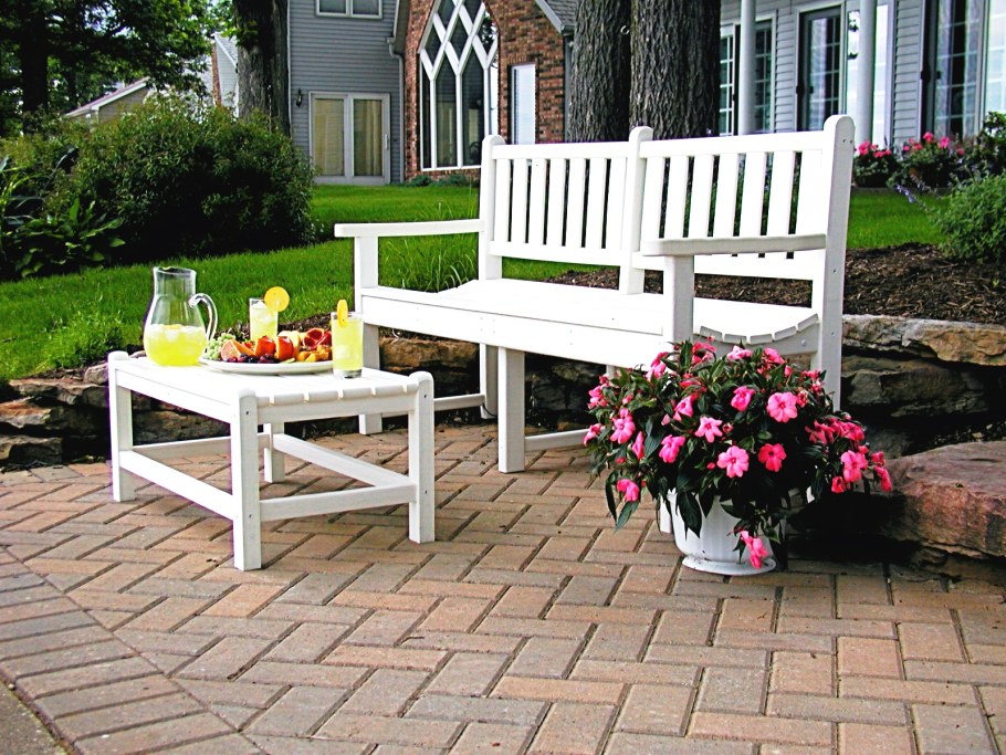 Белая скамья в саду