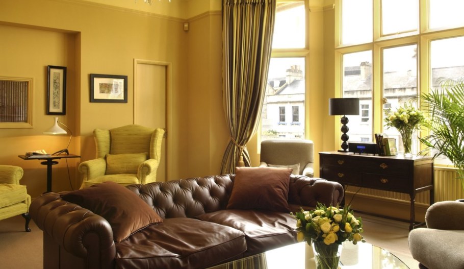 Гостиная в горчичных тонах