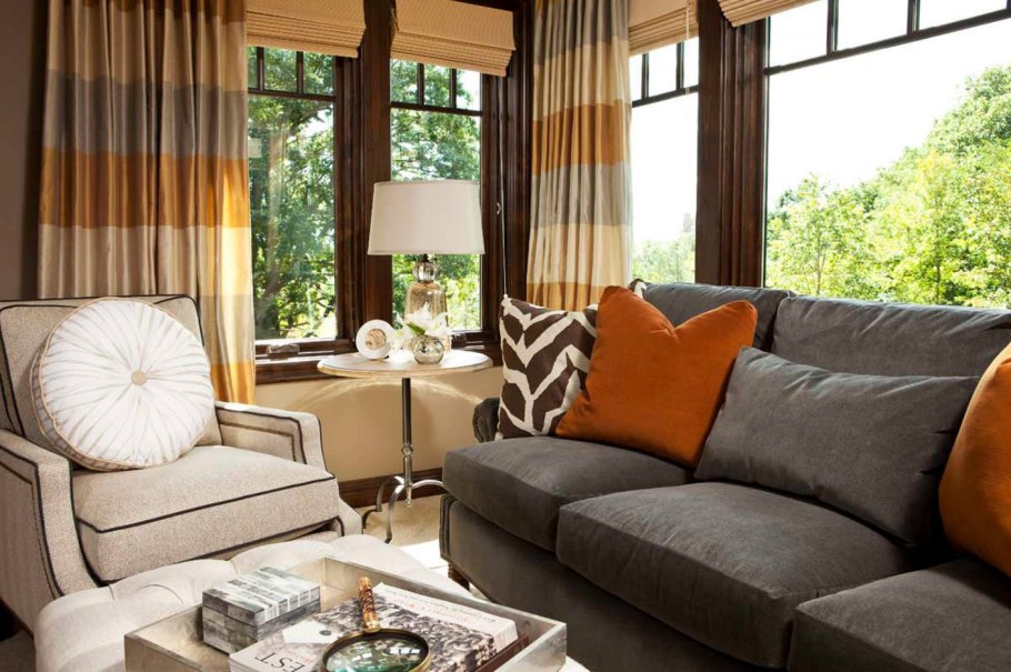 Шторы и диван в интерьере