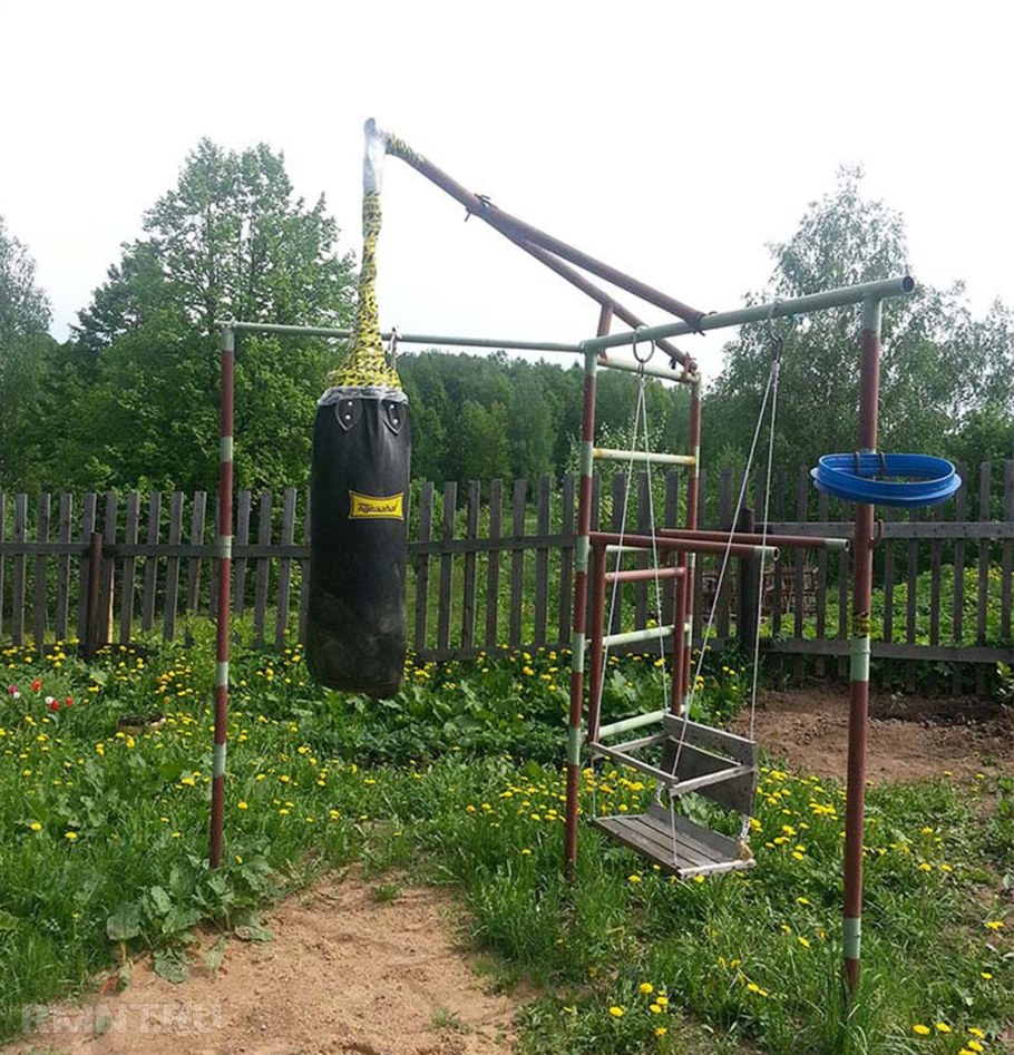 Турник и брусья во дворе