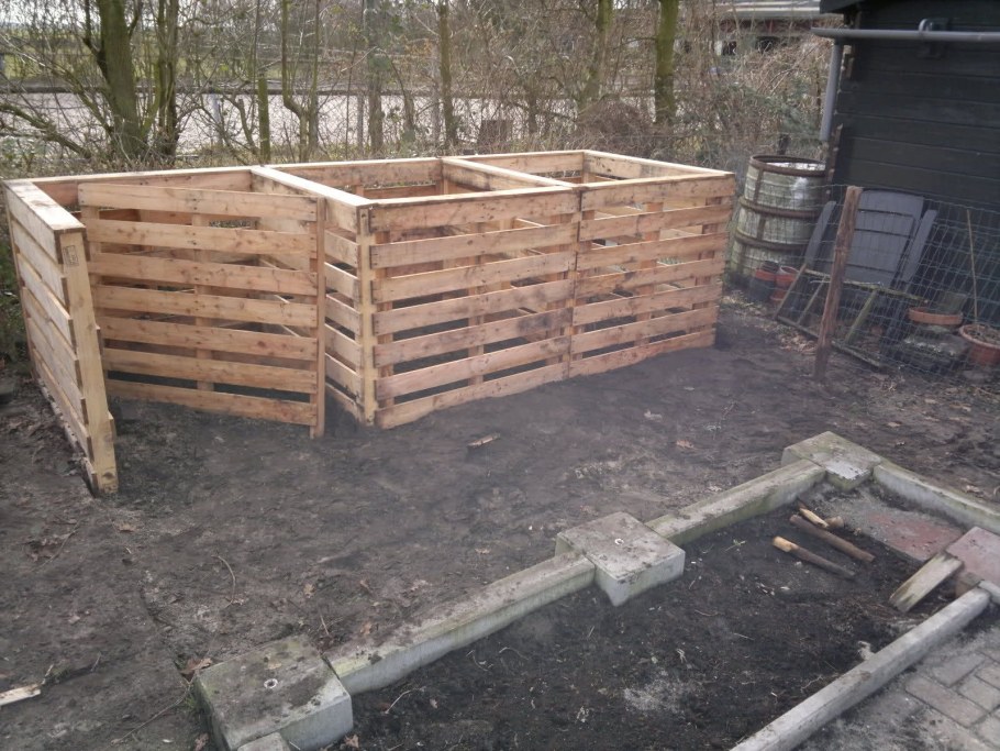 Компостная яма из поддонов