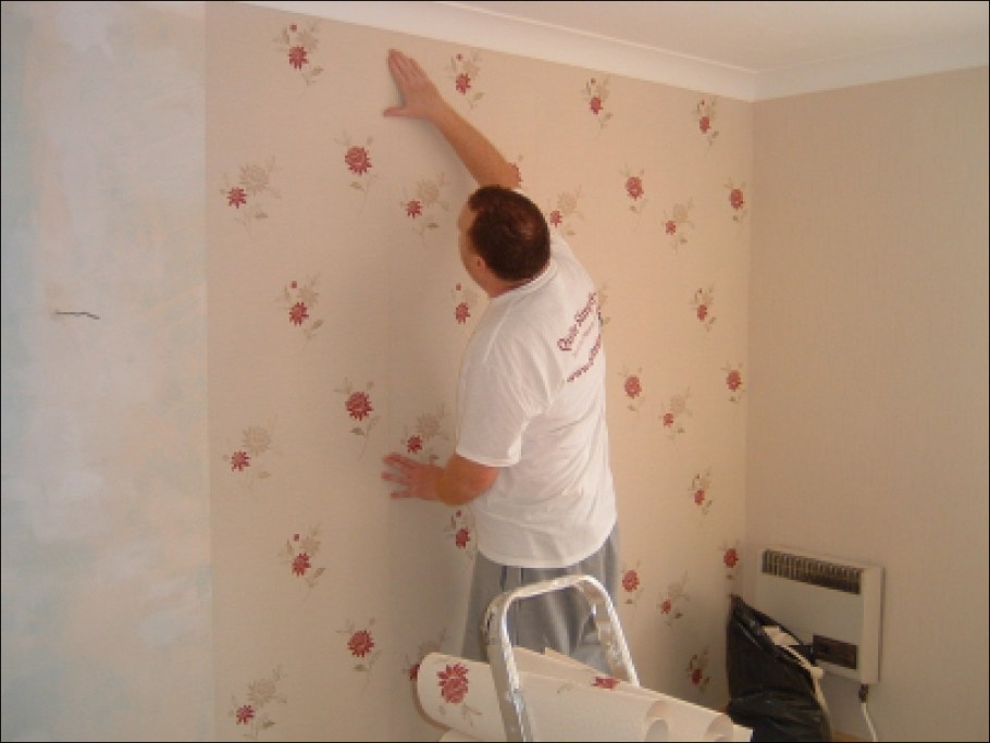 Оклеивание стен обоями