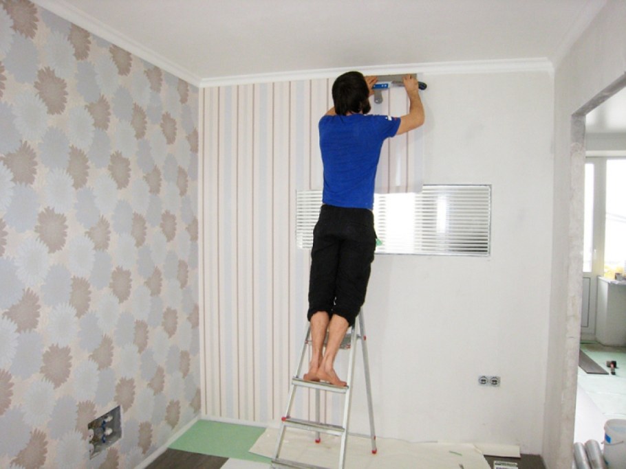 Покраска старых обоев