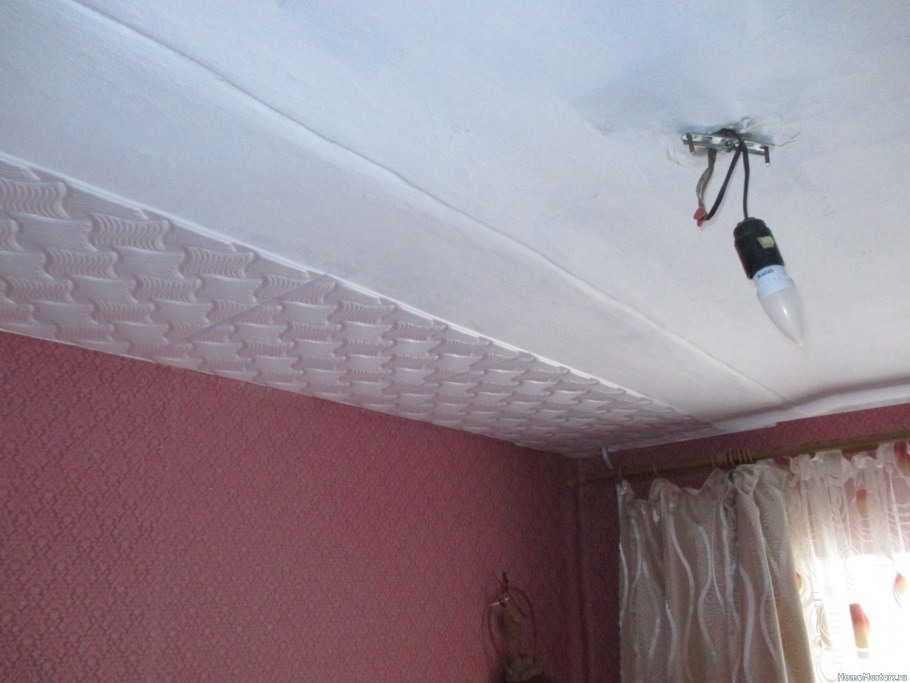 Оклеивание потолка обоями