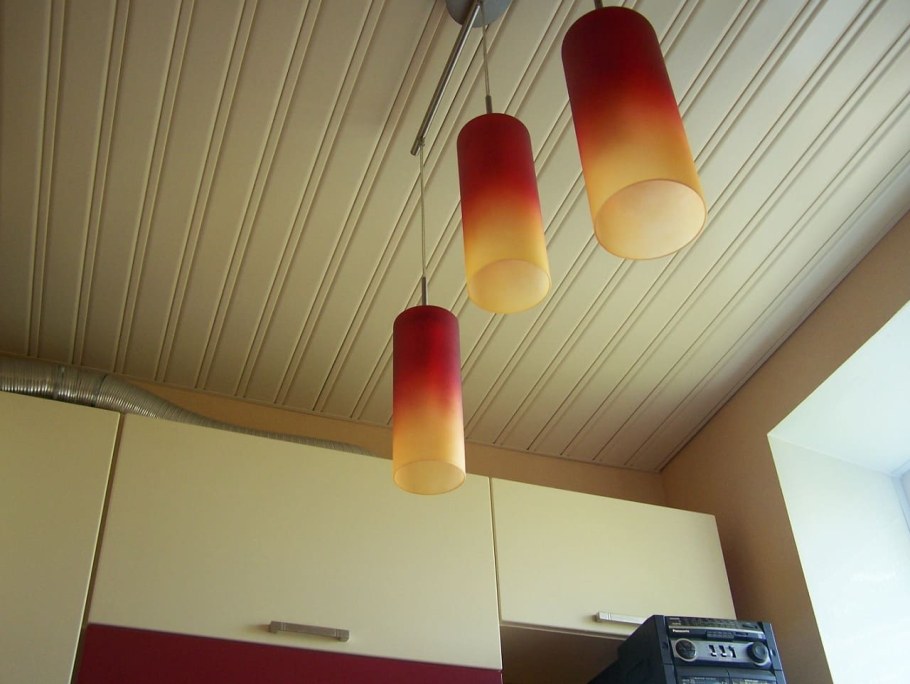 Пластиковый потолок на кухне