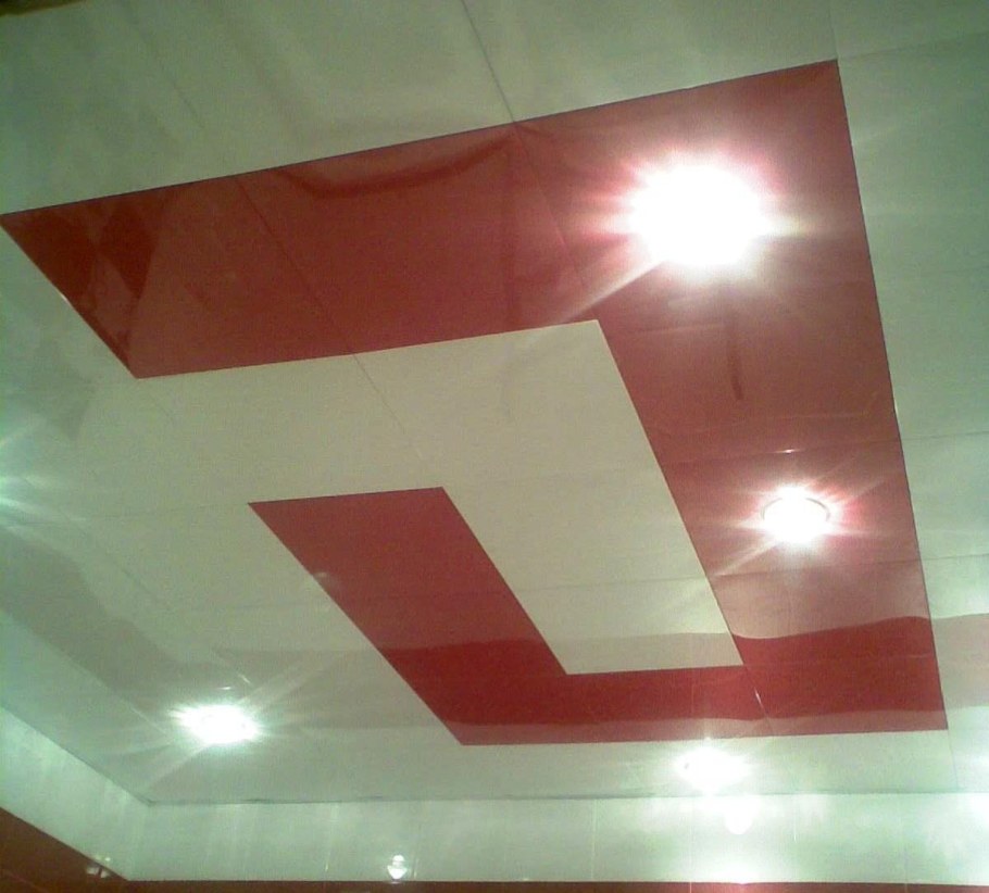 Потолок из глянцевых панелей ПВХ на кухне