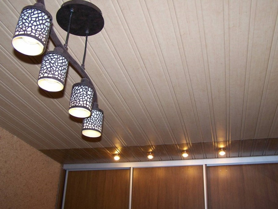 Пластиковый потолок на кухне