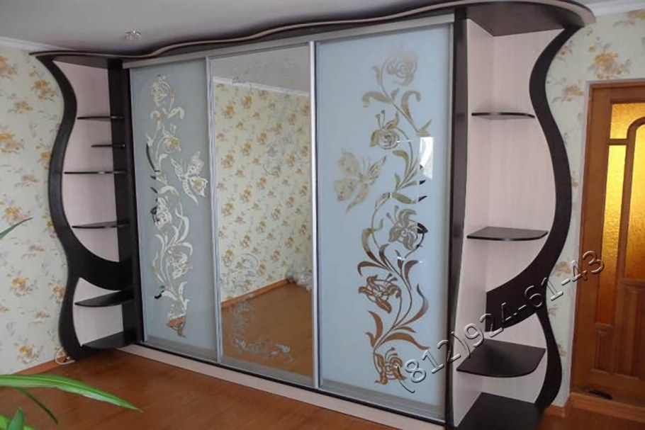 Трехстворчатые шкафы распашные в хофф