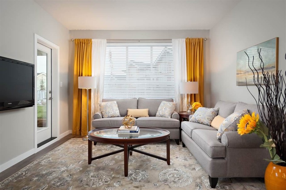 Гостиная с угловым окном