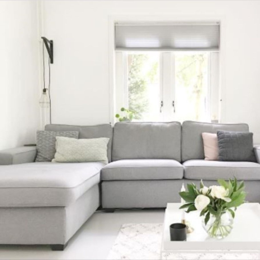 Диван около окна в гостиной