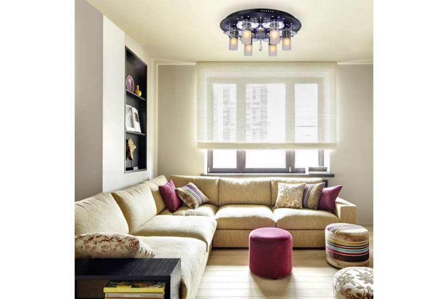 Диван около окна в гостиной