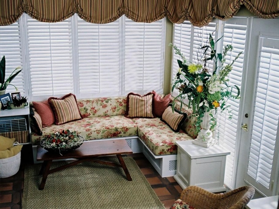 Угловой диван возле окна