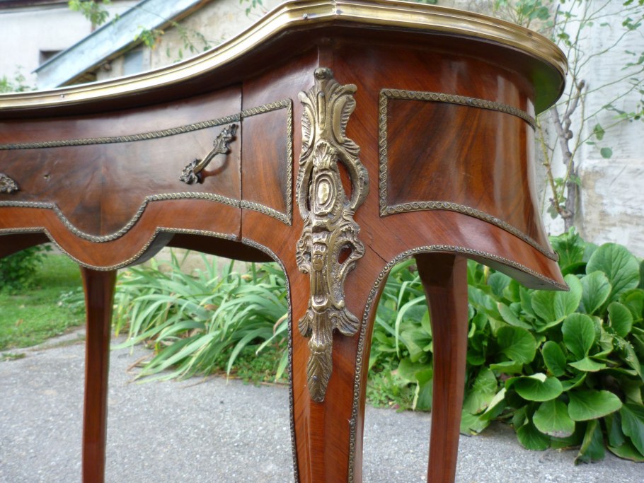 Антикварный стол Бобик