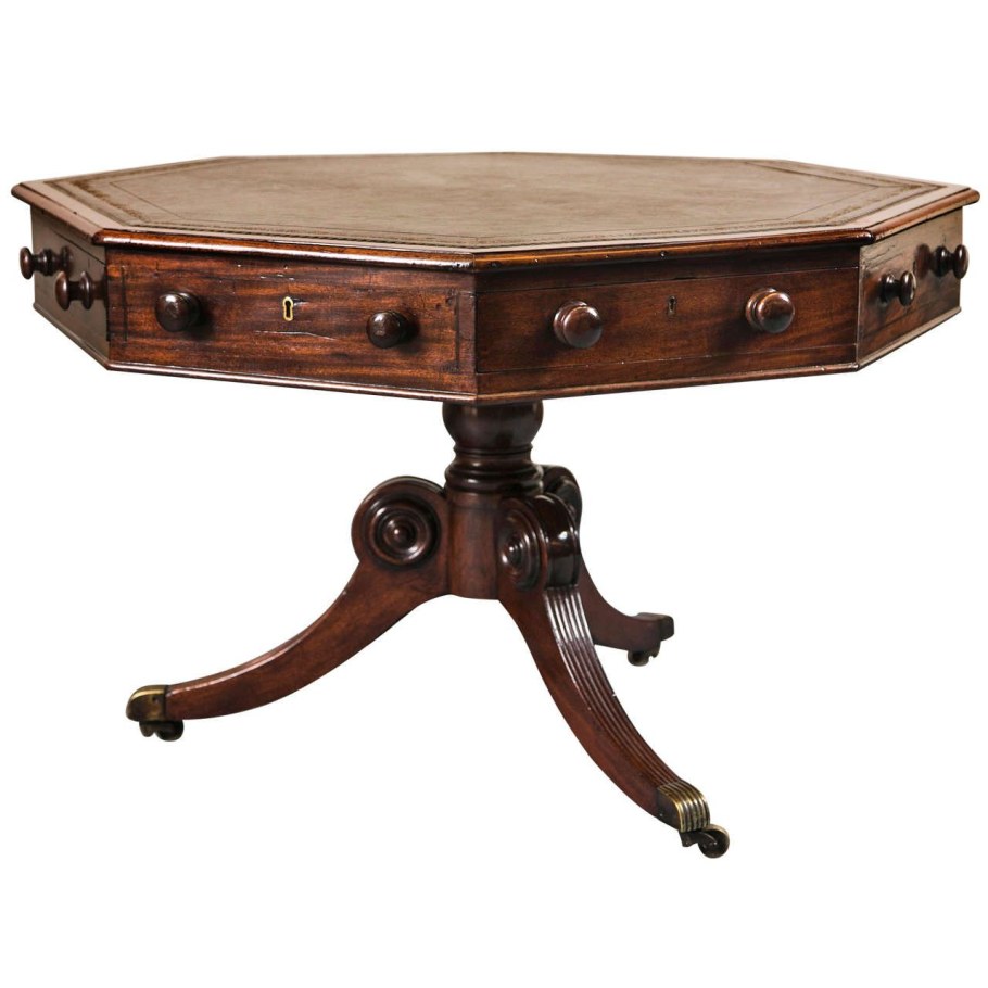 Старый деревянный круглый стол