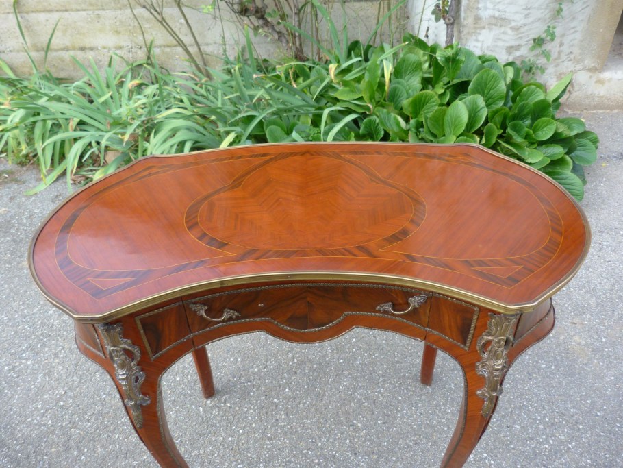 Антикварный стол Бобик