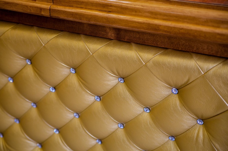 Мебель с каретной стяжкой