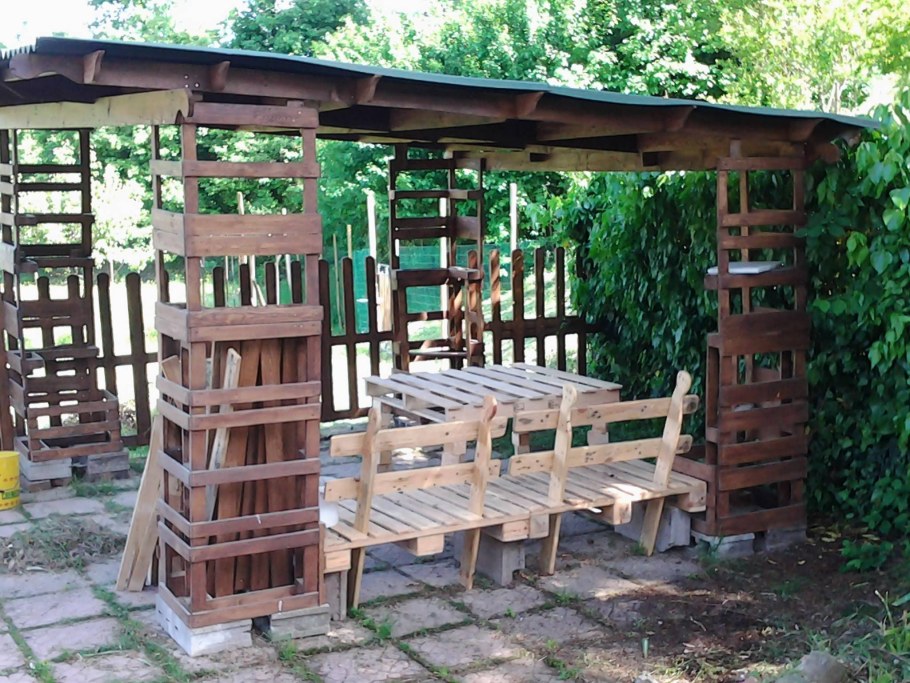 Пергола для мангала из дерева