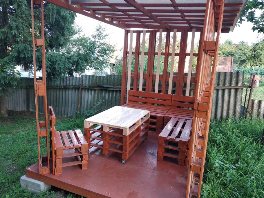 Беседка из поддонов для дачи