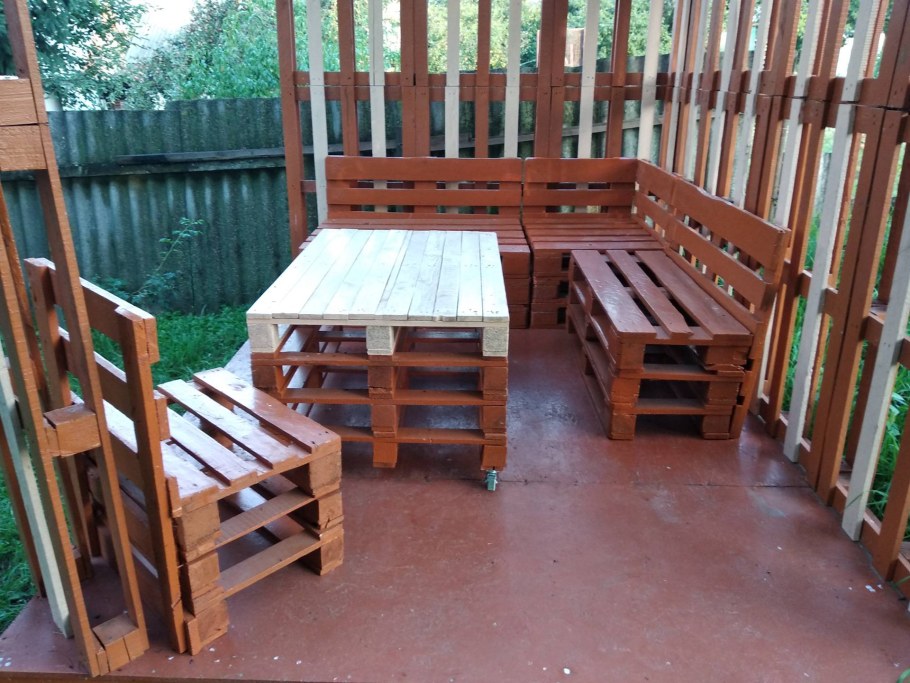 Мебель из паллет для беседки