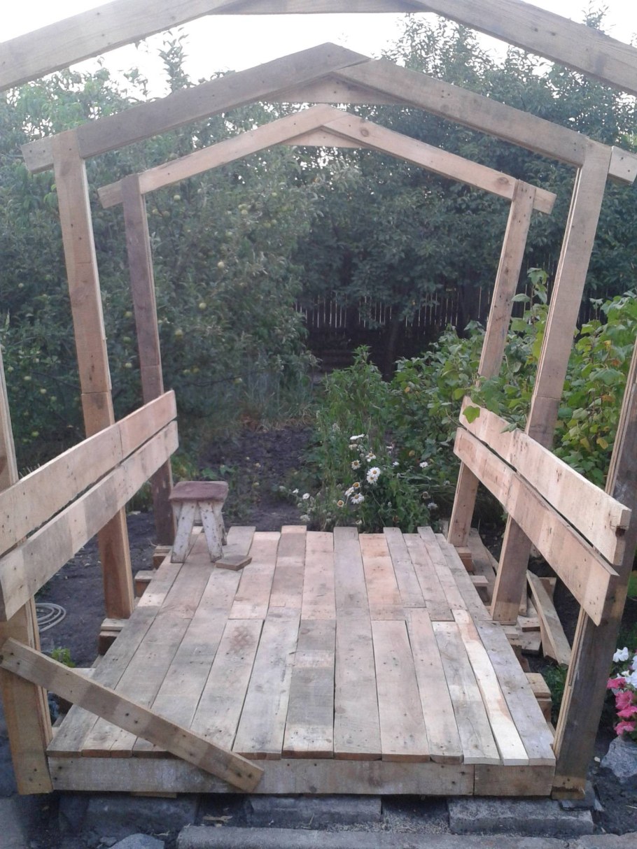 Постройки из поддонов для дачи