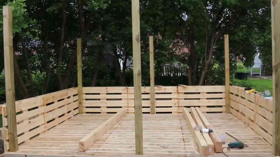 Беседка из поддонов с крышей своими