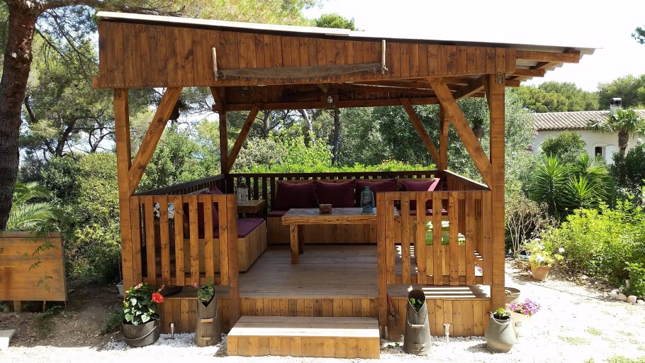 Фундамент из поддонов для беседки