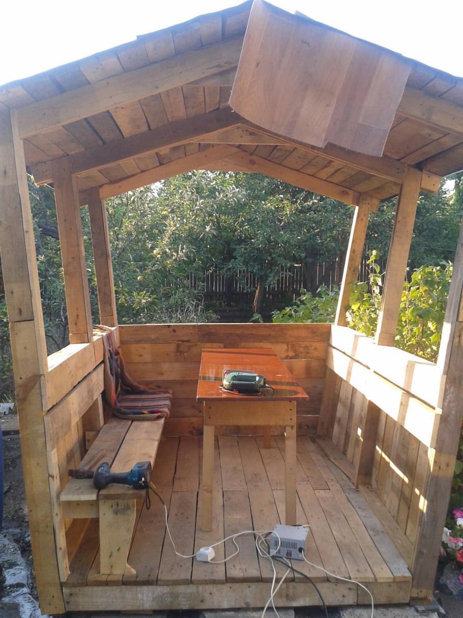 Беседка из поддонов