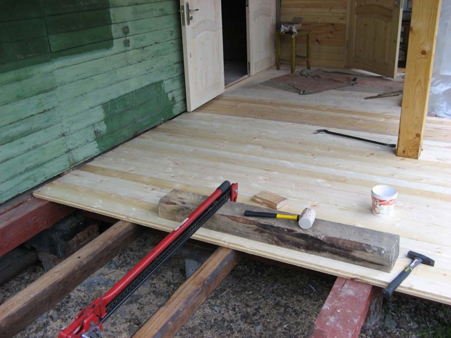 Деревянный пол на даче