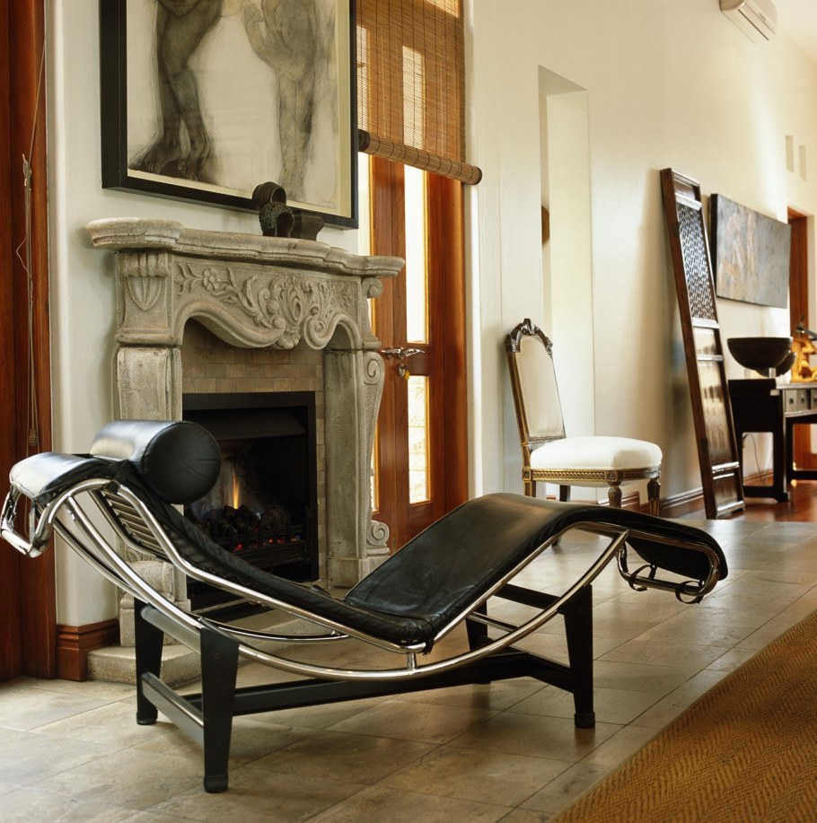 Камин и кресло