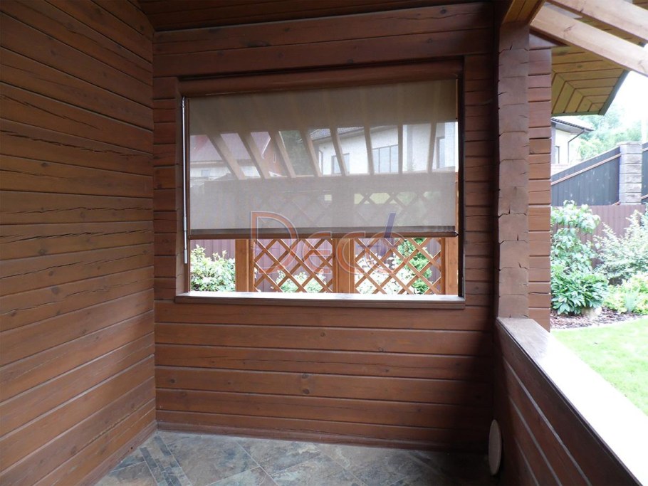 Рулонные шторы в деревянном доме