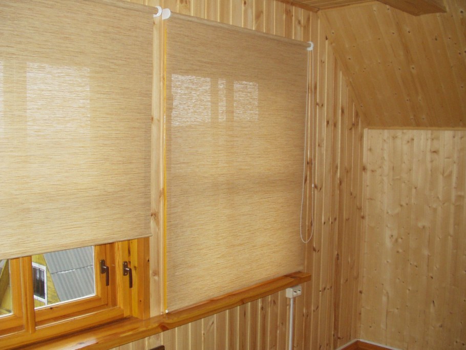 Римские шторы на скошенные окна